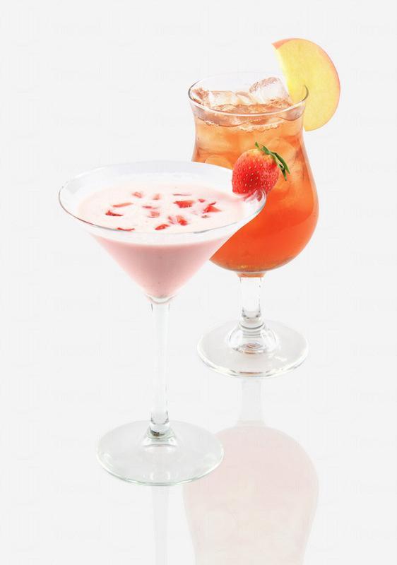 在 T 吧一邊欣賞夜景,一邊品嘗浪漫特飲,一定令她甜在心頭。 逸東「智」酒店 情人節燭光晚餐每位 8